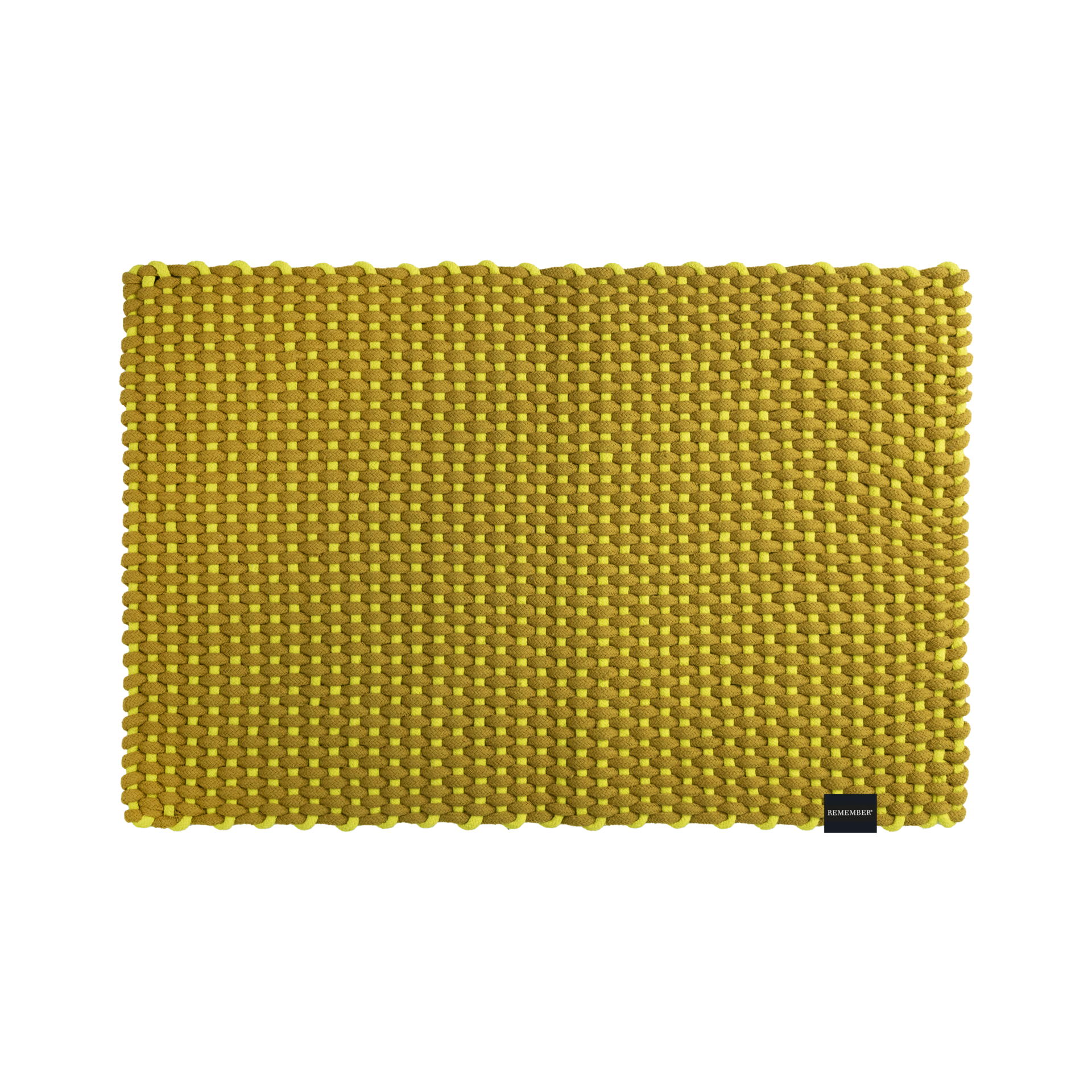 Die Fußmatte „Lida“ von Remember in der Farbe Limette (90 x 58 cm) ist eine rechteckige, gelb gewebte Matte mit einer groben Struktur, die aus einer Mischung aus Baumwolle und Polypropylen gefertigt ist. Diese handgewebte Fußmatte von Remember, die in der rechten unteren Ecke mit einem kleinen schwarzen Etikett versehen ist, eignet sich hervorragend als stilvolle Fußmatte für den Innenbereich und wird hier vor einem weißen Hintergrund gezeigt.