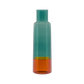 Die Remember 'Amber' Glaskaraffe aus Borosilikatglas hat ein hohes Design mit einem tealfarbenen Oberteil und einem orangefarbenen Unterteil, handgefertigt, aufrecht stehend auf einem schlichten weißen Hintergrund.