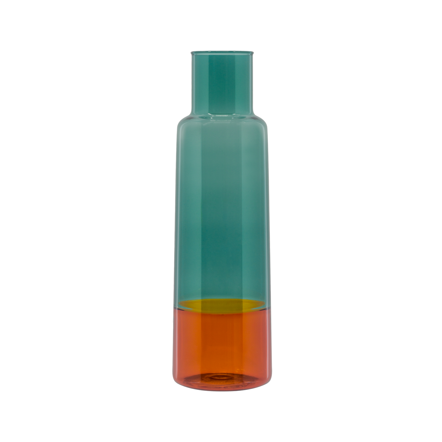 Die Remember 'Amber' Glaskaraffe aus Borosilikatglas hat ein hohes Design mit einem tealfarbenen Oberteil und einem orangefarbenen Unterteil, handgefertigt, aufrecht stehend auf einem schlichten weißen Hintergrund.