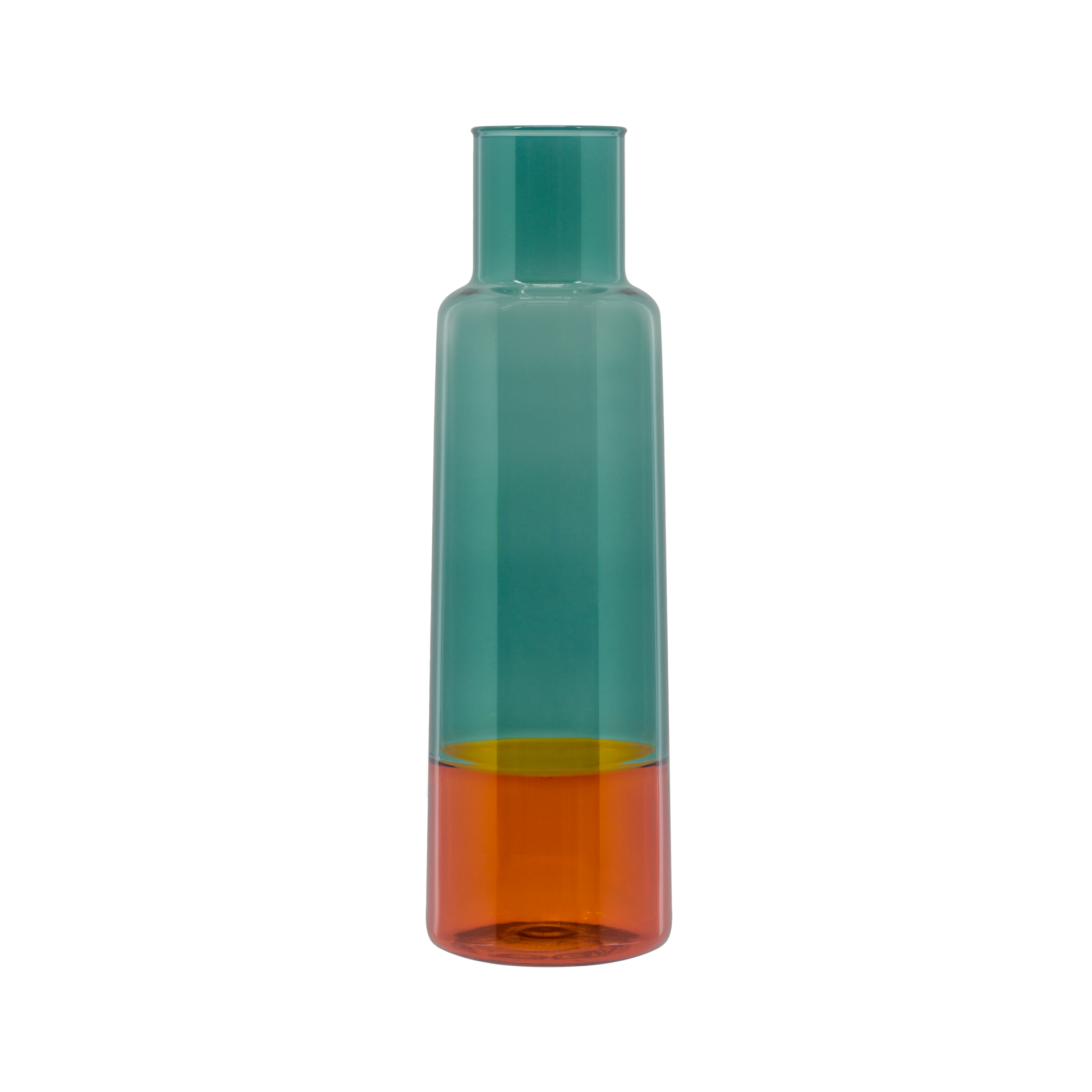 Die Remember 'Amber' Glaskaraffe aus Borosilikatglas hat ein hohes Design mit einem tealfarbenen Oberteil und einem orangefarbenen Unterteil, handgefertigt, aufrecht stehend auf einem schlichten weißen Hintergrund.