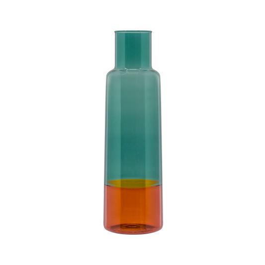 Die Remember 'Amber' Glaskaraffe aus Borosilikatglas hat ein hohes Design mit einem tealfarbenen Oberteil und einem orangefarbenen Unterteil, handgefertigt, aufrecht stehend auf einem schlichten weißen Hintergrund.