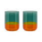 Das Remember 'Amber' Gläser aus Borosilikatglas 2er Set besteht aus zwei modernen Gläsern mit geometrischem Design, einer tealfarbenen oberen Hälfte und einer bernstein-orangenen unteren Hälfte, die vor einem schlichten weißen Hintergrund stehen.