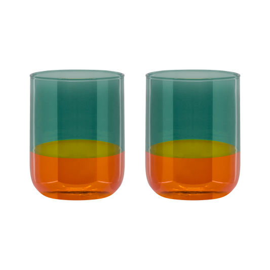 Das Remember 'Amber' Gläser aus Borosilikatglas 2er Set besteht aus zwei modernen Gläsern mit geometrischem Design, einer tealfarbenen oberen Hälfte und einer bernstein-orangenen unteren Hälfte, die vor einem schlichten weißen Hintergrund stehen.