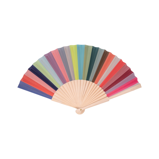 Ein stilvolles Accessoire: Der Remember Handfächer 'Lorenzo' mit Lotusholz-Rippen und Stoff in Blau, Grün, Gelb, Pink, Rot und Lila - kunstvoll zum Regenbogenmuster arrangiert.
