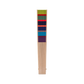 Der Remember Handfächer 'Costa' ist ein hoher, schmaler Holzfächer, der an einem Ende mit horizontalen Streifen in Grün, Rot, Blau, Lila und Orange versehen ist - ein auffälliges Sommeraccessoire von Remember auf einem strahlend weißen Hintergrund.