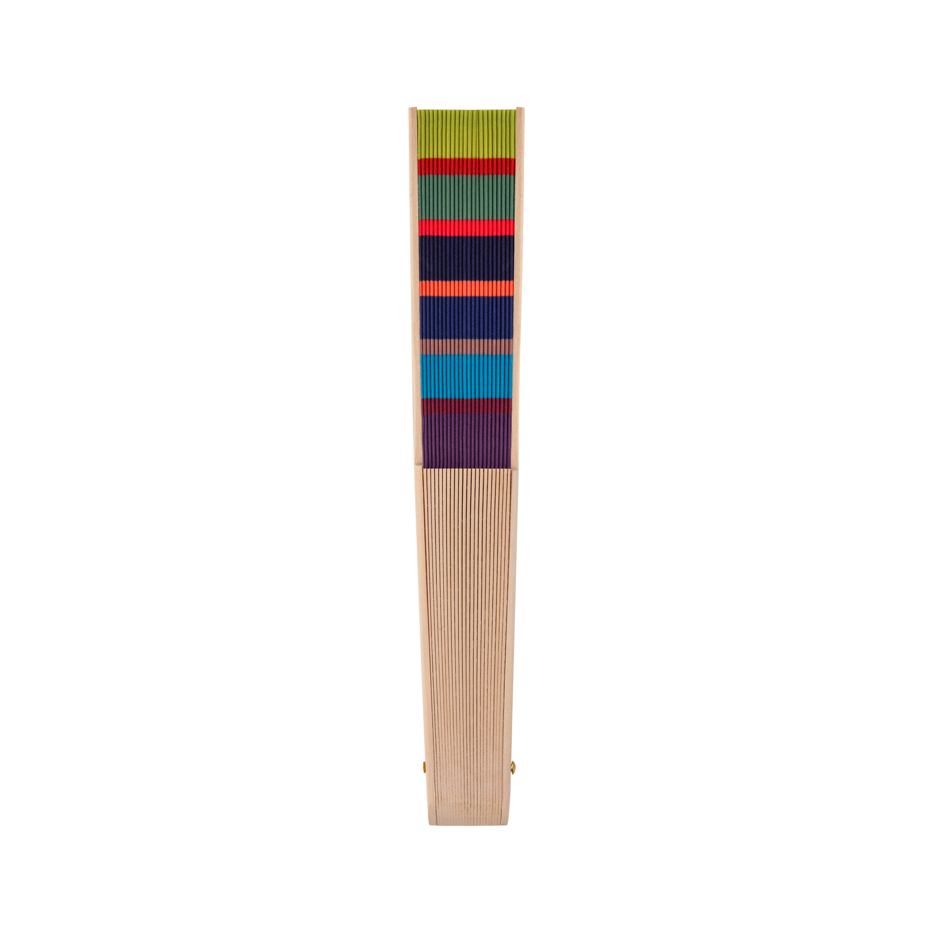 Der Remember Handfächer 'Costa' ist ein hoher, schmaler Holzfächer, der an einem Ende mit horizontalen Streifen in Grün, Rot, Blau, Lila und Orange versehen ist - ein auffälliges Sommeraccessoire von Remember auf einem strahlend weißen Hintergrund.