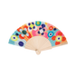 Der Handfächer „Sushi“ von Remember verfügt über Holzstreben und einen farbenfrohen Stoff, der mit auffälligen, abstrakten Blumen- und Kreismotiven in Blau, Gelb, Rot, Orange, Rosa und Grün verziert ist – damit ist dieses stilvolle Accessoire der perfekte Sommerbegleiter für luftige Eleganz an warmen Tagen.