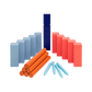 Bunte Holzklötze in Blau, Orange und Rot sind auf weißem Grund gruppiert und erinnern mit ihren rechteckigen, zylindrischen und spitzen Formen an Spielsteine aus dem Remember KUBB Wikingerschach Gartenspiel aus Holz.