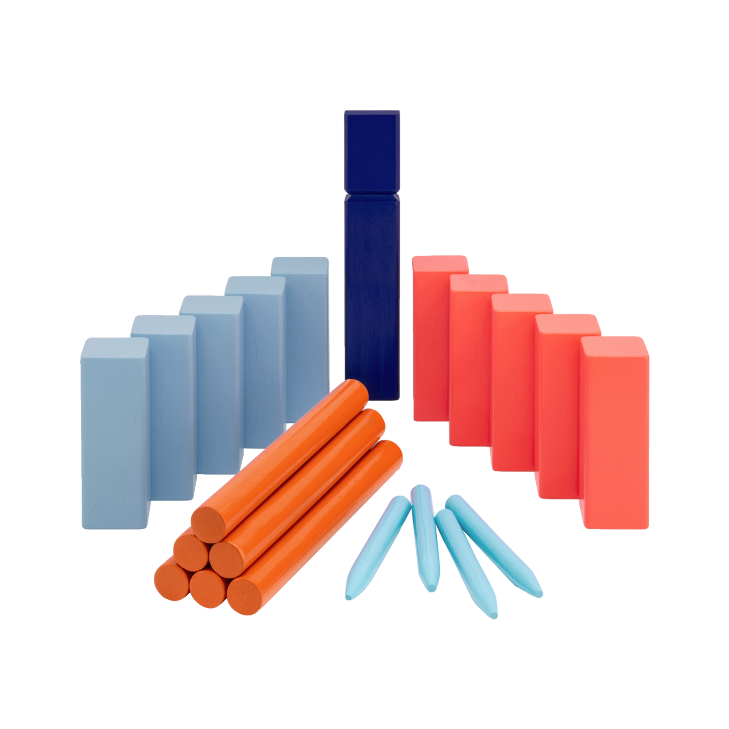 Bunte Holzklötze in Blau, Orange und Rot sind auf weißem Grund gruppiert und erinnern mit ihren rechteckigen, zylindrischen und spitzen Formen an Spielsteine aus dem Remember KUBB Wikingerschach Gartenspiel aus Holz.