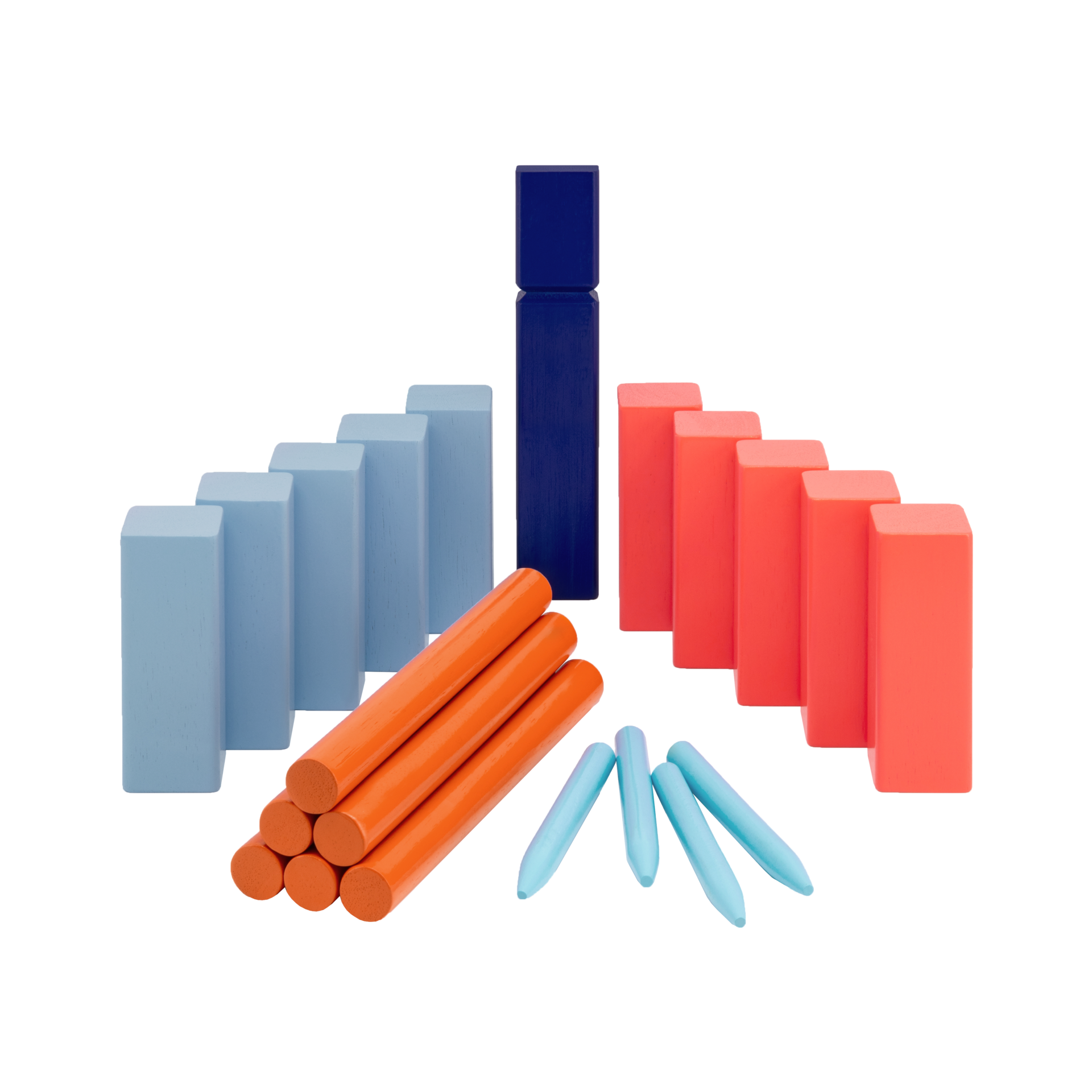 Bunte Holzklötze in Blau, Orange und Rot sind auf weißem Grund gruppiert und erinnern mit ihren rechteckigen, zylindrischen und spitzen Formen an Spielsteine aus dem Remember KUBB Wikingerschach Gartenspiel aus Holz.