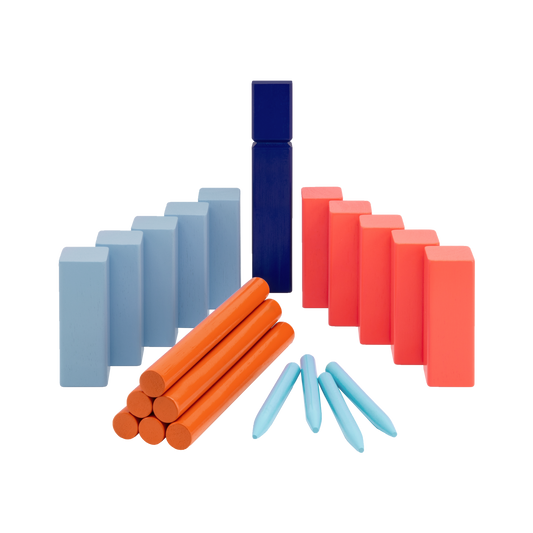 Bunte Holzklötze in Blau, Orange und Rot sind auf weißem Grund gruppiert und erinnern mit ihren rechteckigen, zylindrischen und spitzen Formen an Spielsteine aus dem Remember KUBB Wikingerschach Gartenspiel aus Holz.