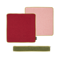 Zwei quadratische Sitzkissen 'Cranberry' von Remember (40x40x5 cm) in Dunkelrot und Hellrosa mit grünlich-gelbem Rand werden mit einem passenden rechteckigen Beutel mit Reißverschluss kombiniert, alles auf weißem Hintergrund.