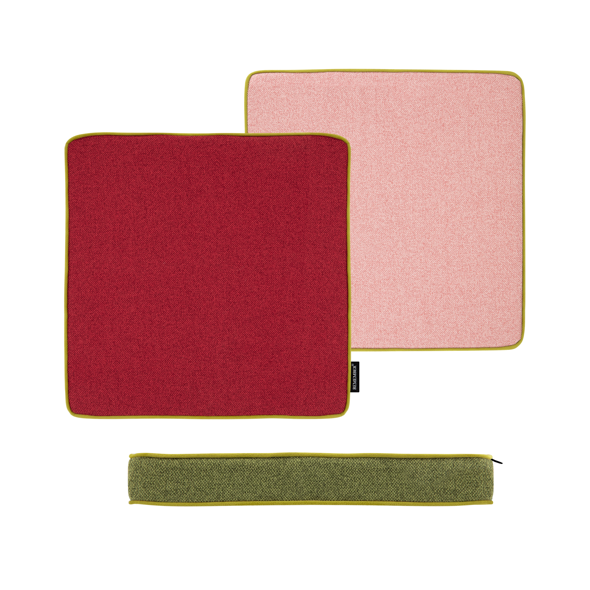 Zwei quadratische Sitzkissen 'Cranberry' von Remember (40x40x5 cm) in Dunkelrot und Hellrosa mit grünlich-gelbem Rand werden mit einem passenden rechteckigen Beutel mit Reißverschluss kombiniert, alles auf weißem Hintergrund.