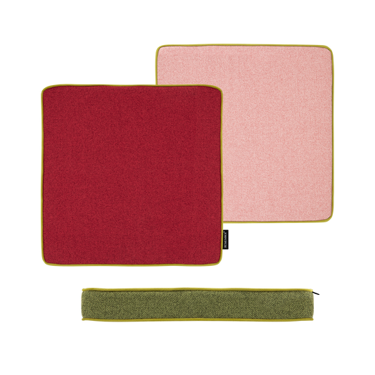 Zwei quadratische Sitzkissen 'Cranberry' von Remember (40x40x5 cm) in Dunkelrot und Hellrosa mit grünlich-gelbem Rand werden mit einem passenden rechteckigen Beutel mit Reißverschluss kombiniert, alles auf weißem Hintergrund.