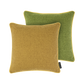 Zwei quadratische Remember Kissen, eines in Wasabigrün und eines in Senfgelb, jeweils 45 x 45 cm mit farblich passender Paspelierung, überlappen sich vor einem weißen Hintergrund.
