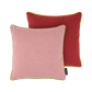 Zwei quadratische Samtkissen mit grüner Paspel - eines rosa, eines rot - setzen einen charmanten Akzent. Vorne liegt das Remember Kissen 'Cranberry' (45x45 cm) von Remember, das sich teilweise mit dem roten Samtkissen überlappt, beide mit sichtbarer Stoffstruktur.