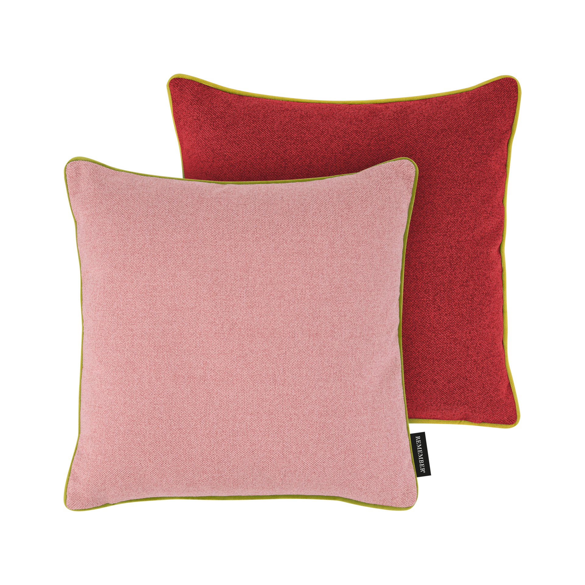 Zwei quadratische Samtkissen mit grüner Paspel - eines rosa, eines rot - setzen einen charmanten Akzent. Vorne liegt das Remember Kissen 'Cranberry' (45x45 cm) von Remember, das sich teilweise mit dem roten Samtkissen überlappt, beide mit sichtbarer Stoffstruktur.