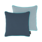 Zwei quadratische Remember Kissen 'Blueberry' (45x45 cm) - ein dunkelblaues und ein hellblaues - werden gestapelt, um die Vorder- und Rückseite dieses eleganten Wohnaccessoires mit türkisfarbener Paspel zu schmücken.