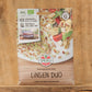 Eine Packung Sperli's | Bio Keimsprossen Saatgut 'Linsen Duo' von Sperli's mit Linsensprossen, dem Bio-Saatgut-Siegel und einem mild-nussigen Geschmack auf Deutsch liegt auf einer Holzfläche neben einem Linsengericht.