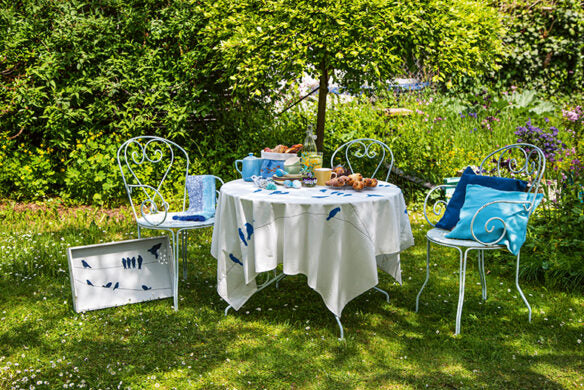 Schaffen Sie eine gemütliche Osterfest-Atmosphäre unter grünen Bäumen mit dem Frühlingstraum vom Callwey Verlag - perfekt für frühlingshafte Zusammenkünfte mit Tee, Gebäck und charmantem Deko-Ideen Frühling, inspiriert von blauen Vogelmotiven.