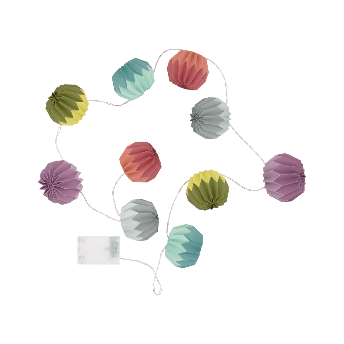 Eine farbenfrohe „Remember | Papier Lichterkette Yazz“ (150 cm) von Remember mit bunten, gefalteten Papierlaternen in Lila, Blau, Grün, Orange und Gelb an einem weißen Draht mit Batteriemodul – perfekt, um eine gemütliche, von REMEMBER Yazz inspirierte Atmosphäre zu schaffen.
