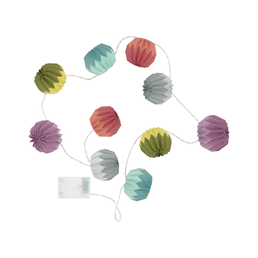 Eine farbenfrohe „Remember | Papier Lichterkette Yazz“ (150 cm) von Remember mit bunten, gefalteten Papierlaternen in Lila, Blau, Grün, Orange und Gelb an einem weißen Draht mit Batteriemodul – perfekt, um eine gemütliche, von REMEMBER Yazz inspirierte Atmosphäre zu schaffen.