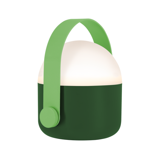 Die Remember | Leuchte Ole green von Remember ist eine moderne, tragbare Akku-Tischlampe mit dunkelgrünem Sockel, weißem Deckel und breitem hellgrünem Griff - ideal als Outdoor-Beleuchtungslösung vor einem schlichten weißen Hintergrund.