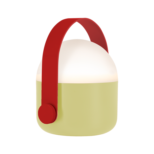 Die Remember | Leuchte Ole sand von Remember ist eine moderne, tragbare LED-Lampe mit hellgelbem, zylindrischem Sockel, weißer, kuppelförmiger Spitze und breitem, rotem Griff - ideal für die Beleuchtung im Freien und vor einem schlichten weißen Hintergrund.