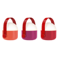 Hier ist eine überarbeitete Version Ihres Satzes unter Verwendung der bereitgestellten Produktdaten: Drei moderne, kuppelförmige tragbare Lampen von Remember – das „Ole mini LED Leuchten Rot 3er Set“ – verfügen über breite Griffe und dimmbare, batteriebetriebene Mini-LED-Leuchten. Jede Lampe hat eine weiße Oberseite und einen leuchtend orangefarbenen, violetten oder roten Sockel und wird vor einem schlichten weißen Hintergrund präsentiert.