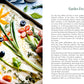 Eine Person verziert Focaccia-Teig mit buntem Gemüse und Kräutern und kreiert florale Muster, die von Naturillustrationen inspiriert sind, neben "Eine kleine Pause im Grünen | Kulinarische Vielfalt der Jahreszeiten" vom Hölker Verlag.