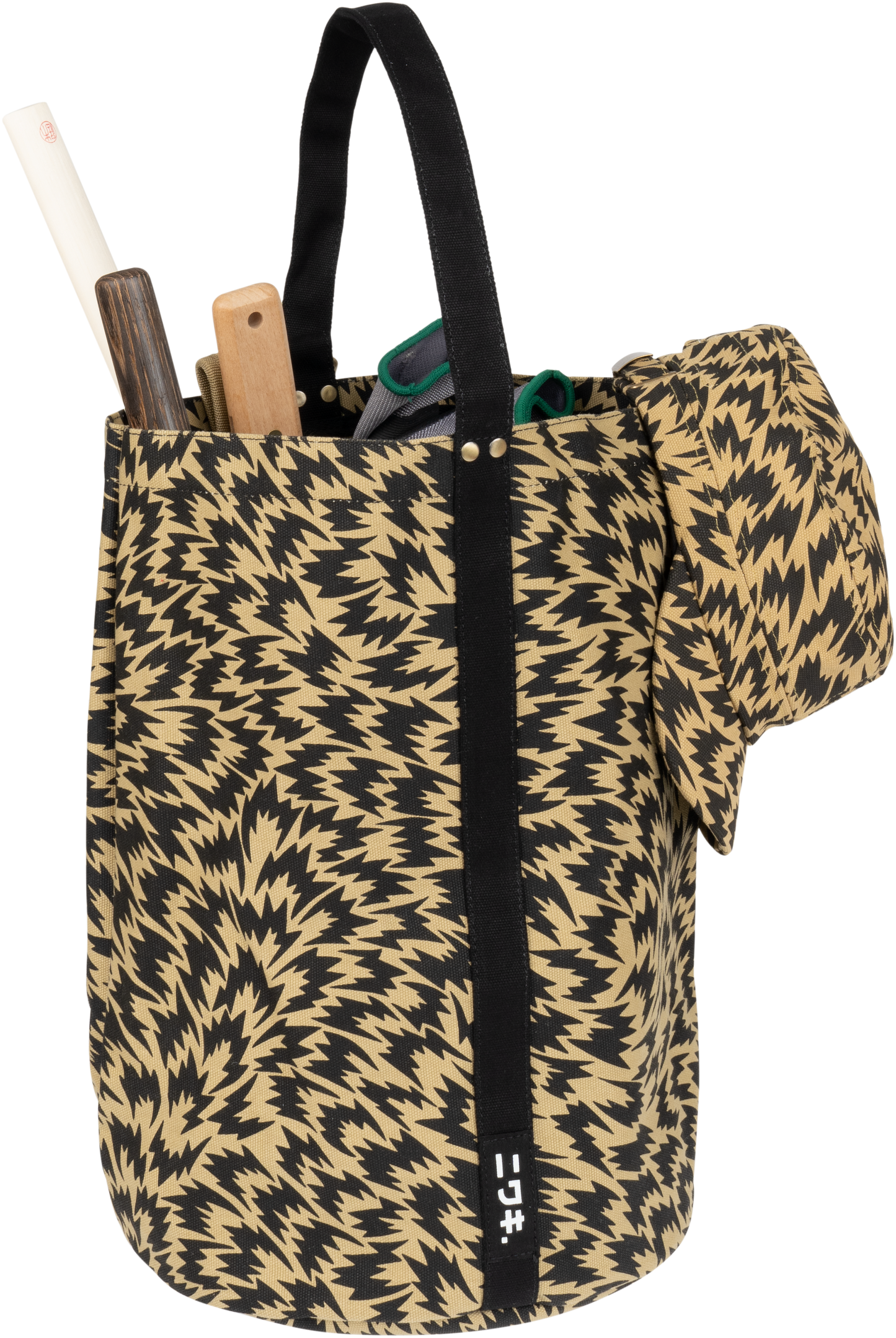Die Niwaki Kantan Werkzeugtasche - Eley Kishimoto X Niwaki Flash Kantan Bag hat ein schwarzes und hellbraunes Zickzack-Muster, ist mit Gartengeräten und Handschuhen gefüllt und hat eine passende Tasche aus Segeltuch an der Seite.