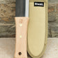 Das Niwaki | „Hori Hori“ – ein multifunktionales Pflanzmesser mit Schutzhülle und robustem Holzgriff – liegt neben seinem beigen Etui mit Niwaki-Logo – elegant auf einem Stein vor einer Backsteinmauer präsentiert und perfekt geeignet für all Ihre Gartenarbeiten.