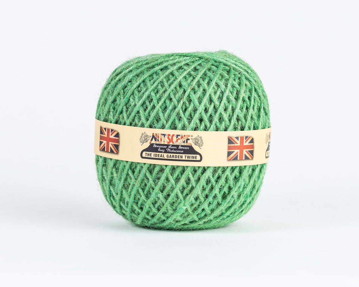 Ein Knäuel grünes „Nutscene | Heritage Jutegarn“ in der Farbe „Peapod“, 130 m, von Nutscene Twines Ltd, mit einem beigen Etikett, auf dem zwei britische Flaggen und der Schriftzug „Nutscene The Ideal Garden Twine“ vor weißem Hintergrund abgebildet sind.