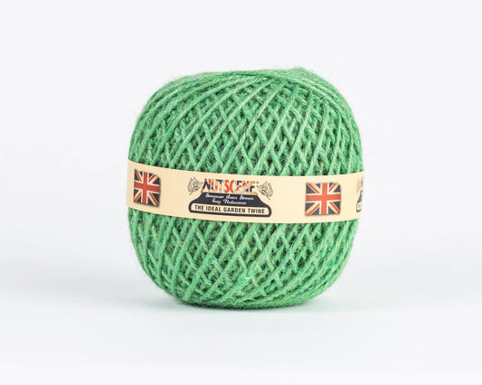 Ein Knäuel grünes „Nutscene | Heritage Jutegarn“ in der Farbe „Peapod“, 130 m, von Nutscene Twines Ltd, mit einem beigen Etikett, auf dem zwei britische Flaggen und der Schriftzug „Nutscene The Ideal Garden Twine“ vor weißem Hintergrund abgebildet sind.
