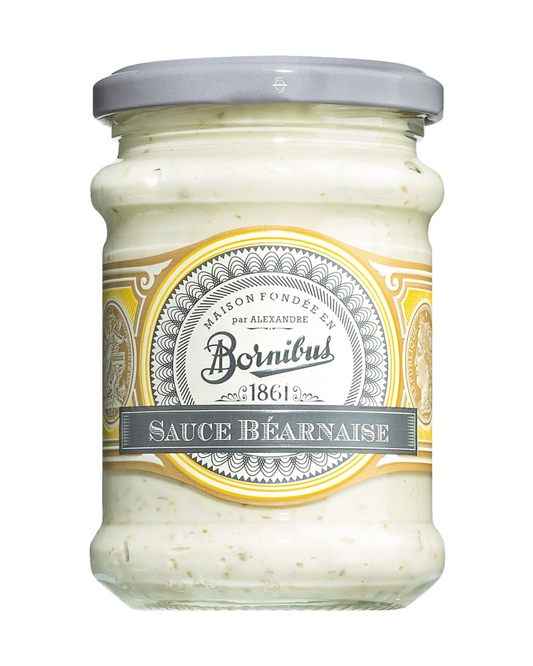 Ein 220-g-Glas von Bornibus | Sauce béarnaise mit Estragon mit silbernem Deckel ist mit einem cremefarbenen und gelben verzierten Etikett, dem Bornibus-Logo und "1861" versehen. Diese klassische französische Sauce hat eine helle Farbe und grüne Estragonkräuter.
