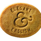 Ein runder, goldbrauner Butterkeks von Lady Joseph mit der Prägung ELEGANT & ENGLISH und einem dekorativen kaufmännischen Und-Zeichen ziert die 130 g-Packung Elegant & English | Butterkekse mit Zitrone & Ingwer auf weißem Hintergrund.