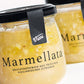 Nahaufnahme von zwei Viani-Gläsern mit der Aufschrift "Marmellata di Limoni" Fruchtaufstrich aus sizilianischen Zitronen 210 g, mit deutschem Text, der diesen sizilianischen Zitronenfruchtaufstrich beschreibt.