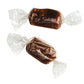 Zwei Karamellbonbons von Viani, jeweils in Klarsichtfolie verpackt, zeigen die Aufschrift "Viani | Karamellbonbon mit gesalzener Butter 50 g" auf den dunkelbraunen Bonbons im Inneren.