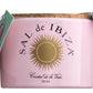 Das Sal de Ibiza 'Fleur de Sel La Vie en Rose' Meersalz mit Rosenblättern (140 g) wird in einem rosafarbenen Keramikgefäß mit Korkdeckel, goldenem Sonnenlogo, grünem Anhänger und weißem Löffel geliefert - eine luxuriöse Ergänzung für Ihren Tisch.