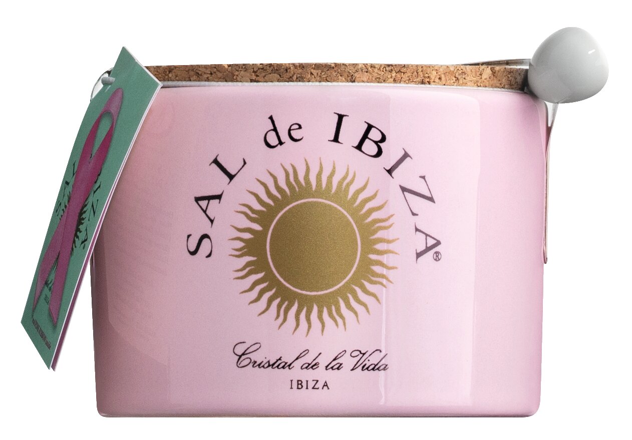 Das Sal de Ibiza 'Fleur de Sel La Vie en Rose' Meersalz mit Rosenblättern (140 g) wird in einem rosafarbenen Keramikgefäß mit Korkdeckel, goldenem Sonnenlogo, grünem Anhänger und weißem Löffel geliefert - eine luxuriöse Ergänzung für Ihren Tisch.