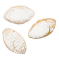 Drei Viani „Ricciarelli“ Mandelmakronen aus der Toskana (120 g), oval und mit Puderzucker bestäubt, sind auf einem weißen Hintergrund abgebildet.