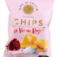 Eine rosa 45-g-Tüte „La Vie en Rose“ Kartoffelchips von Viani mit Rosenaroma und Salz zeigt Kartoffelchips, eine Rose sowie gold-rote Akzente, die das zarte Rosenaroma und den Salzgeschmack unterstreichen.