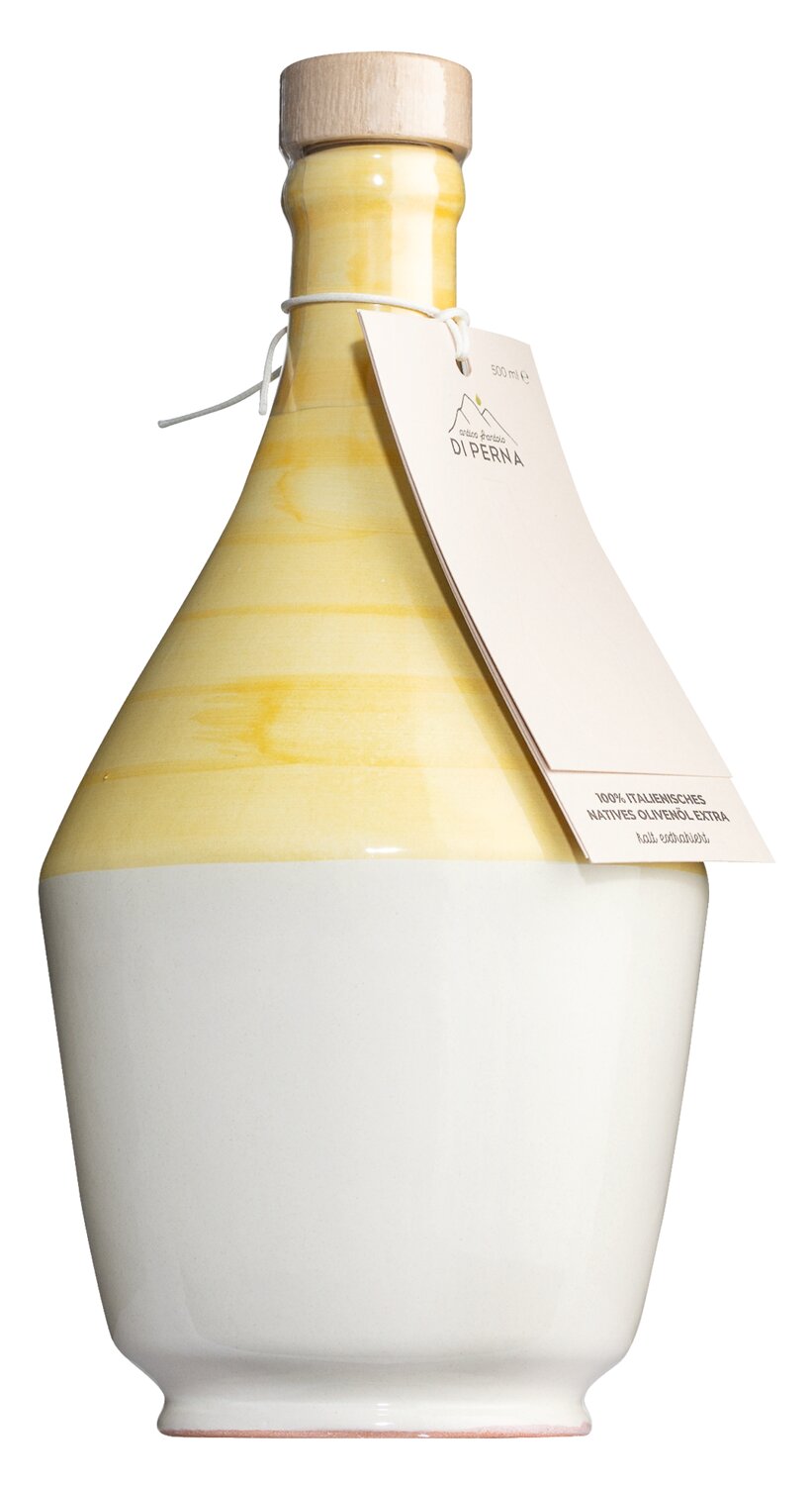 Hier ist die überarbeitete Version mit den Produktdaten: Der Keramik-Ölkrug „Mezza Giallo“ von Frantoio di Perna (500 ml) aus der Basilikata – ein handbemalter Keramikkrug mit gelber Oberhälfte, weißer Unterhälfte, Holzverschluss und einem beigen Anhänger am Band – eignet sich perfekt zur Aufbewahrung von nativem Olivenöl extra.