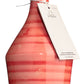 Der Frantoio di Perna | Natives Olivenöl im Keramikkrug „Intera Rosso“ (500 ml) präsentiert sich als handbemalter Keramikkruge aus der Basilikata mit horizontalen roten und rosa Streifen, verschlossen mit einem Holzkorken und verziert mit einem weißen Etikett am Hals – ideal, um hochwertiges Olivenöl stilvoll zu servieren.