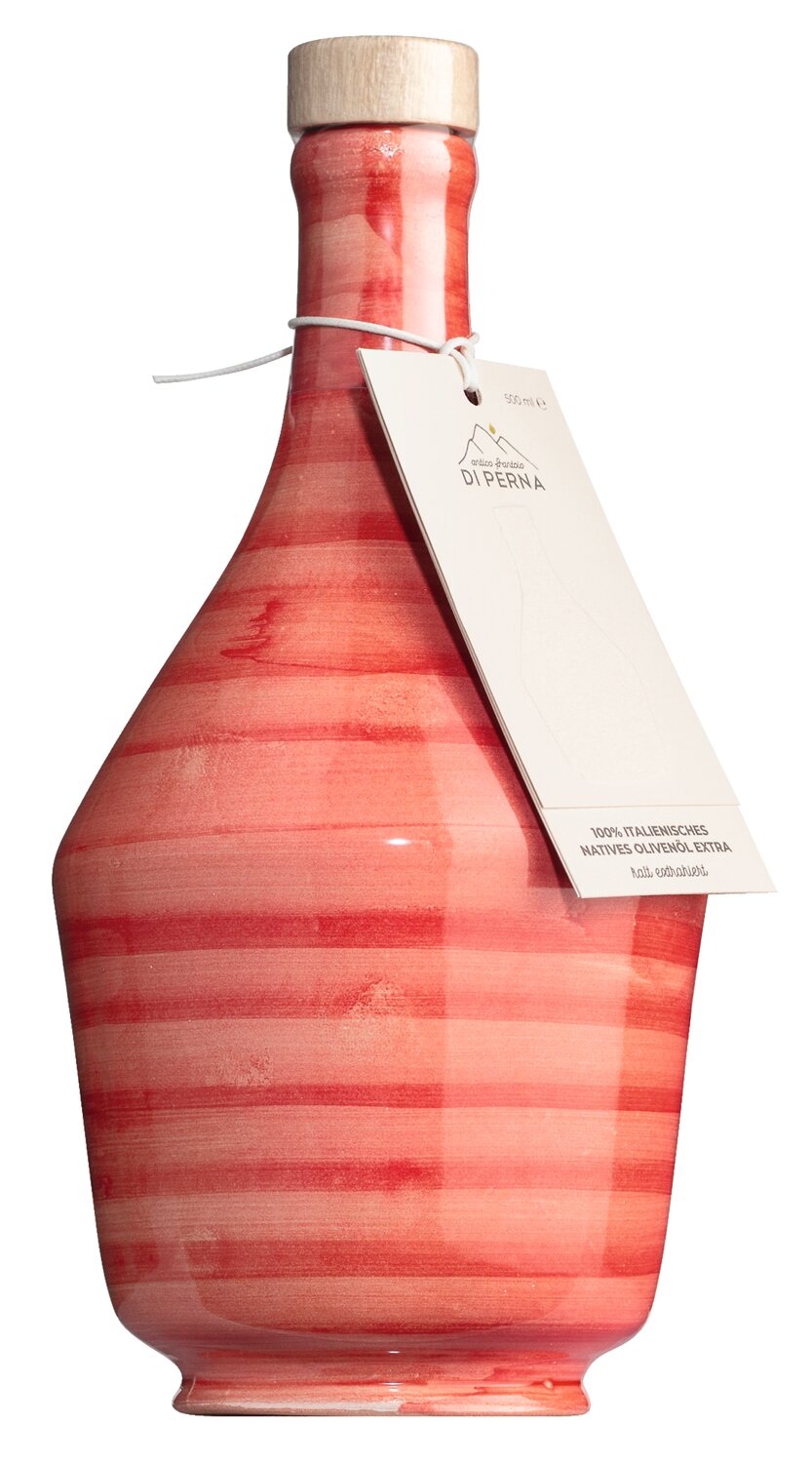 Der Frantoio di Perna | Natives Olivenöl im Keramikkrug „Intera Rosso“ (500 ml) präsentiert sich als handbemalter Keramikkruge aus der Basilikata mit horizontalen roten und rosa Streifen, verschlossen mit einem Holzkorken und verziert mit einem weißen Etikett am Hals – ideal, um hochwertiges Olivenöl stilvoll zu servieren.