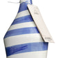 Handbemalter Keramikkrug „Spirale Blu“ von Frantoio di Perna – mit blauen und weißen Diagonalstreifen, Holzdeckel und cremefarbenem Etikett an einem Band – ideal zur Aufbewahrung von nativem Olivenöl extra (500 ml).