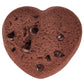 Ein herzförmiges „Lady Joseph“ | „Sweet Love Cookies“ – Schokoladenkekse, verziert mit verstreuten Schokoladenstückchen, vor weißem Hintergrund.