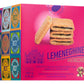 Eine rosa Schachtel „Bussy Le Meneghine“ | „Pistacchio“-Waffelgebäck 140 g von Bussy, mit drei Waffeln, Pistazien und auffälligen runden Logos an der Seite. Auf der Verpackung wird diese italienische Spezialität als knuspriges Waffelgebäck mit einer köstlichen Pistaziencreme-Füllung beschrieben.