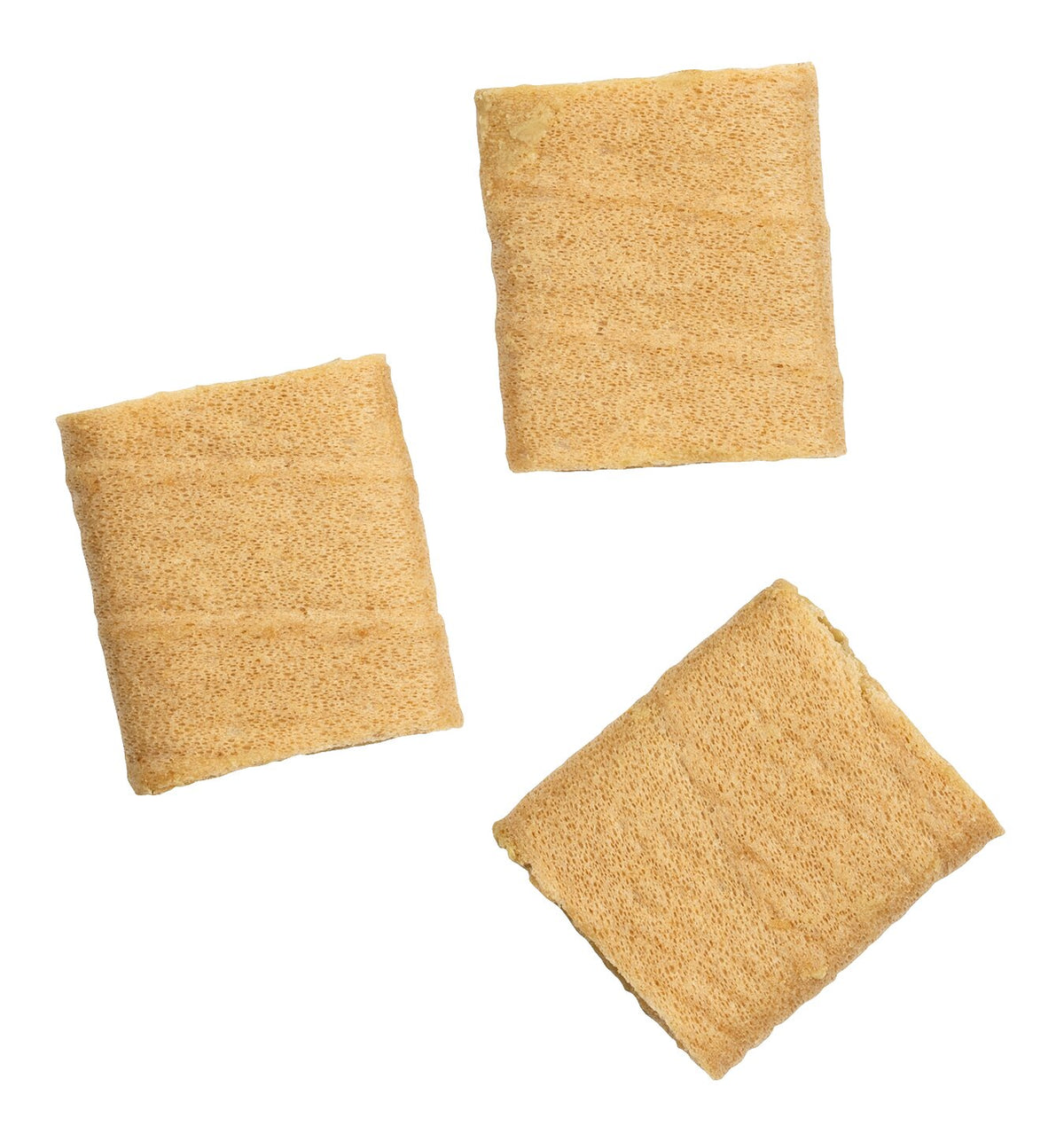 Drei rechteckige, goldbraune, knusprige „Pistacchio“-Waffelgebäck-Kekse von Bussy Le Meneghine sind diagonal auf einem weißen Hintergrund angeordnet; jeder weist eine strukturierte Oberfläche mit leichten Rissen an den Rändern auf – ein verlockender Hinweis auf ihre italienische Herkunft als erlesene italienische Spezialität.