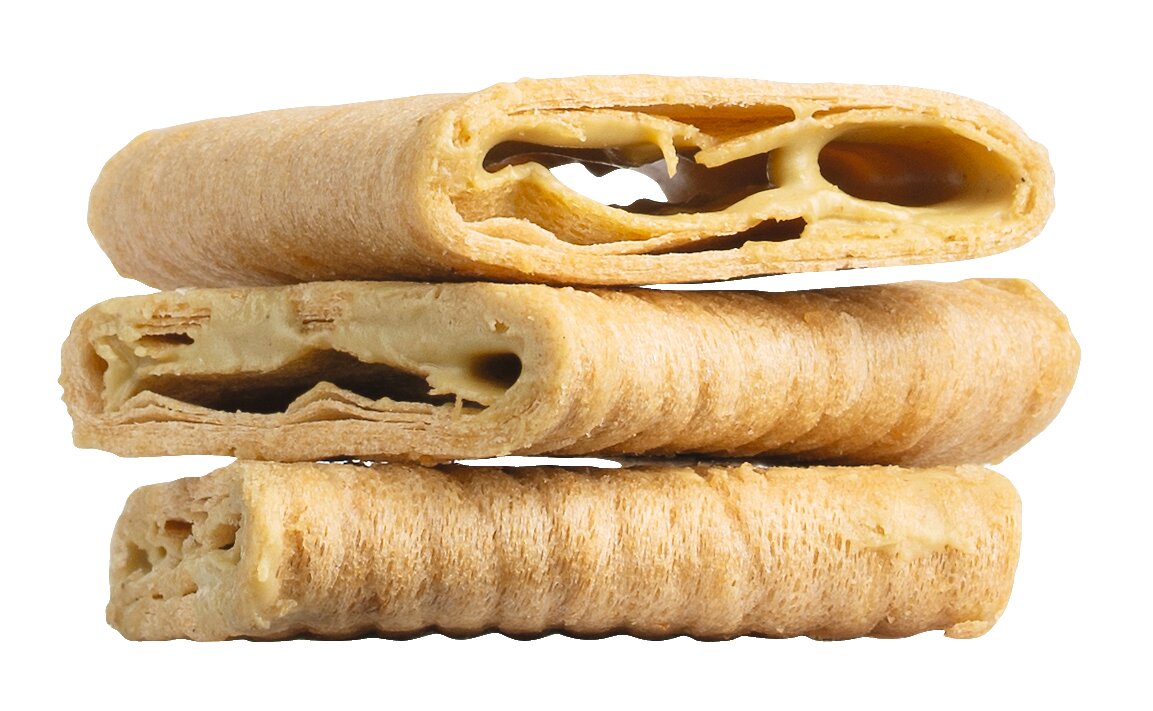 Drei übereinanderliegende Waffelröllchen, gefüllt mit hellgrüner Pistaziencreme, in Nahaufnahme vor weißem Hintergrund – das ist „Pistacchio“ Waffelgebäck 140 g von Bussy Le Meneghine, eine italienische Konditoreispezialität von Bussy. Das köstliche Waffelgebäck mit feiner Pistaziencreme sorgt für einzigartigen Genuss.